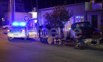 Perdió el control y terminó en la vereda Imagen de la nota: Perdió el control y terminó en la vereda