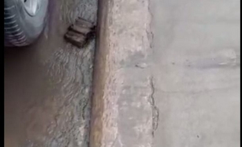 Imagen de la nota: Video: reclaman por un caño de agua roto 