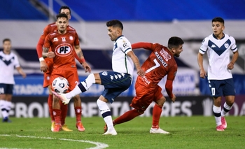 Vélez ganó, recibió ayuda y clasificó en la Libertadores Imagen de la nota: Vélez ganó, recibió ayuda y clasificó en la Libertadores