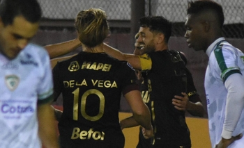 De la Vega hizo gol y Lanús ganó pero quedó eliminado Imagen de la nota: De la Vega hizo gol y Lanús ganó pero quedó eliminado