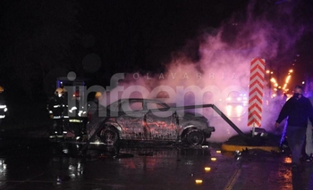 Imagen de la nota: Despistó, chocó y se le incendió el auto