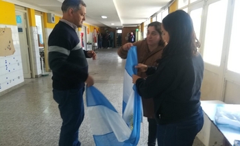 Imagen de la nota: Co.Pe.Bo entregó una bandera a la Escuela Secundaria N°14
