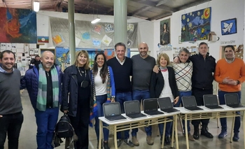 Entregaron mobiliario y netbooks en dos instituciones educativas Imagen de la nota: Entregaron mobiliario y netbooks en dos instituciones educativas