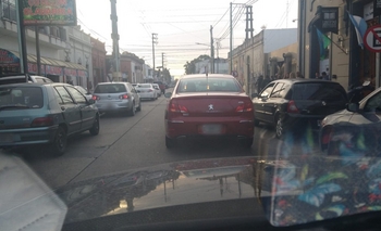 Autos en doble fila y caos a la salida de la escuela Imagen de la nota: Autos en doble fila y caos a la salida de la escuela
