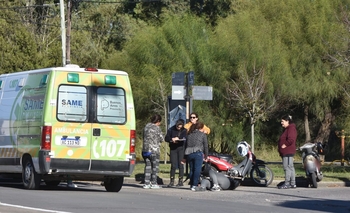Imagen de la nota: Motociclista hospitalizada tras chocar contra una camioneta