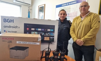 Imagen de la nota: El Municipio entregó handies y pintura a dos dependencias policiales