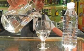 Imagen de la nota: Desde hoy los bares y boliches deben dar agua gratuita a sus clientes