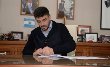 Imagen de la nota: Galli firmó el contrato para iniciar el cordón cuneta en el barrio Carlos Pellegrini