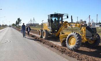 Imagen de la nota: Empezó la pavimentación del ingreso al Parque Industrial