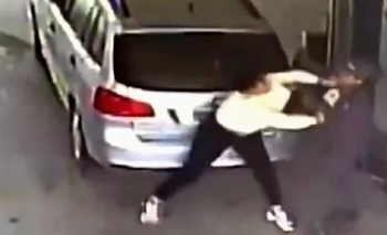 Imagen de la nota: Video: una playera fue salvajemente golpeada por una mujer que quiso colarse para cargar nafta