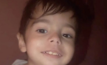 Imagen de la nota: Un nene fue al hospital por un dolor de panza, le dijeron que era un golpe de calor y murió a las pocas horas: grave denuncia contra un médico en San Juan 