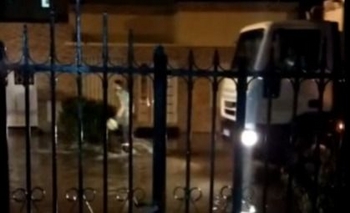 Indignación en el barrio Mariano Moreno: llovió y se inundaron las calles y casas Imagen de la nota: Indignación en el barrio Mariano Moreno: llovió y se inundaron las calles y casas