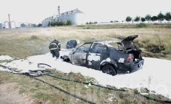 Imagen de la nota: Una mujer terminó aprehendida tras incendiar el auto de su pareja