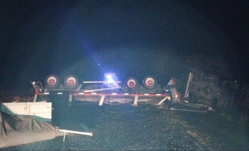 Imagen de la nota: Impactante vuelco de un camión de carga en la Ruta 226