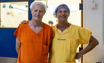 Imagen de la nota: Entró al hospital en silla de ruedas y se fue caminando: los doctores que lo operaron