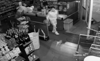 Tres delincuentes robaron dinero y bebidas alcohólicas de un local de Pueblo Nuevo Imagen de la nota: Tres delincuentes robaron dinero y bebidas alcohólicas de un local de Pueblo Nuevo