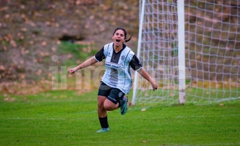 Fútbol Femenino: Estudiantes y Espigas, semifinalistas en Primera Imagen de la nota: Fútbol Femenino: Estudiantes y Espigas, semifinalistas en Primera