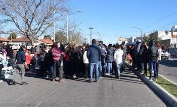 Imagen de la nota: Suspendieron las clases en la Escuela Nº 49 y padres cortaron la avenida Urquiza
