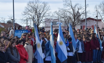 Imagen de la nota: Críticas por el lugar del acto de promesa a la Bandera