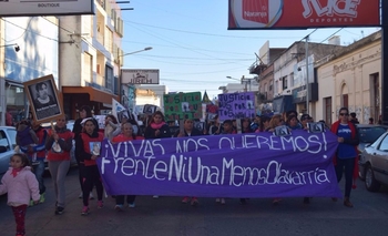 Olavarría volvió a marchar contra la violencia de género Imagen de la nota: Olavarría volvió a marchar contra la violencia de género