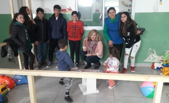 Alumnos de la Escuela Técnica N°2  hicieron y donaron un sube y baja Imagen de la nota: Alumnos de la Escuela Técnica N°2  hicieron y donaron un sube y baja