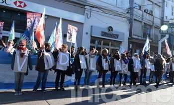 Imagen de la nota: Los docentes se movilizaron al Consejo Escolar