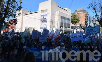 Imagen de la nota: Masivo reclamo de docentes y auxiliares en el Municipio