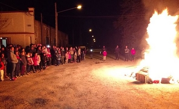 Imagen de la nota: Las fogatas acompañaron los festejos en las localidades