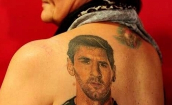 Imagen de la nota: Por amor a Messi: tiene 54 años y se tatuó al jugador en la espalda
