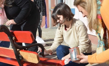 Ni una Menos: Ingeniería pintó un Banco Rojo Imagen de la nota: Ni una Menos: Ingeniería pintó un Banco Rojo