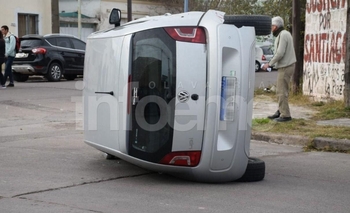 Choque y vuelco entre dos autos en barrio Mariano Moreno Imagen de la nota: Choque y vuelco entre dos autos en barrio Mariano Moreno