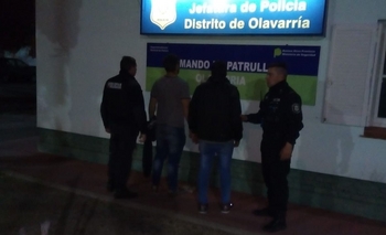 Se fugaron en moto y chocaron auto estacionado Imagen de la nota: Se fugaron en moto y chocaron auto estacionado