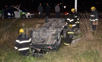 Imagen de la nota: Se despistó y volcó en la rotonda de Cerro Negro