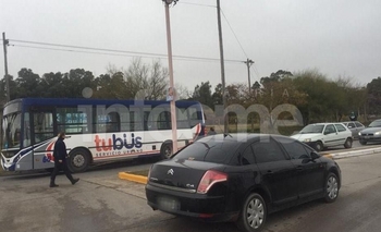 Imagen de la nota: Colectivo se quedó en una rotonda y complicó el tránsito 