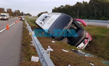 Imagen de la nota: Volcó micro que llevaba jóvenes a un concurso de reggaetón