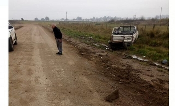 Terminó en la banquina y culpan al estado del camino Imagen de la nota: Terminó en la banquina y culpan al estado del camino