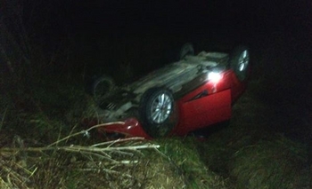 Imagen de la nota: Impactante vuelco de un auto cerca de Bolívar
