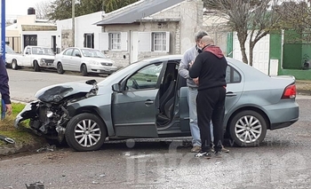 Fuerte choque entre un camión y un automóvil Imagen de la nota: Fuerte choque entre un camión y un automóvil