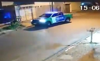 Imagen de la nota: Policías jugaron a reventar un globo con el patrullero