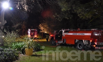 Imagen de la nota:  Bomberos trabajaron en el incendio de un galpón en Rivadavia Sur 