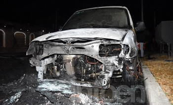 Imagen de la nota: Importantes pérdidas tras el incendio de una camioneta