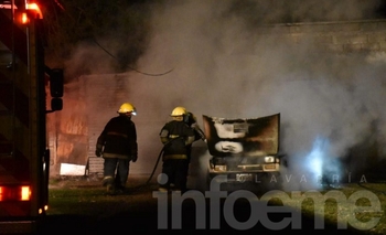 Imagen de la nota: Voraz incendio de un auto: pérdidas totales