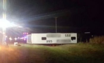 Imagen de la nota: Volcó un micro de pasajeros: dos muertos y al menos 20 heridos