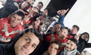 Imagen de la nota: Consagrados festejó la obtención de la “Copa Cheka”