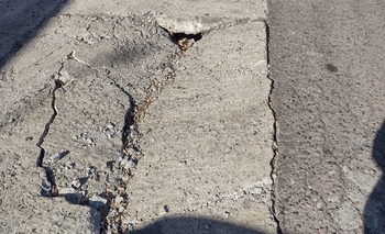 Vecinos de barrio Luján reclaman por una calle rota Imagen de la nota: Vecinos de barrio Luján reclaman por una calle rota