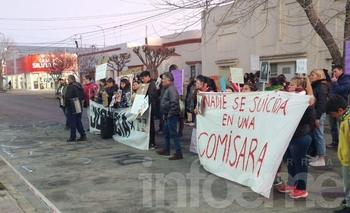 Nueva marcha en las puertas de la Comisaria de Laprida Imagen de la nota: Nueva marcha en las puertas de la Comisaria de Laprida