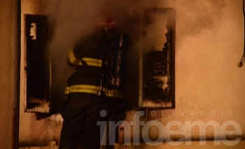 Imagen de la nota: Barrio Sarmiento: Seis dotaciones trabajaron en el incendio de un depósito