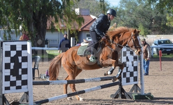 Imagen de la nota: Hubo hipismo en Estudiantes con un torneo interno