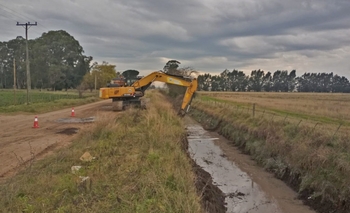 Comenzó la limpieza de del canal ubicado en Urquiza y la Ruta 226 Imagen de la nota: Comenzó la limpieza de del canal ubicado en Urquiza y la Ruta 226