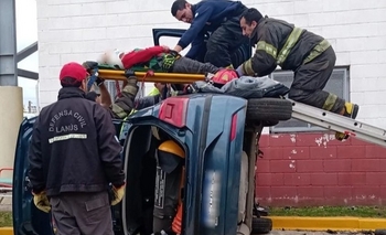 Imagen de la nota: Una mujer de 63 años fue a sacar la licencia de conducir, chocó y volcó 